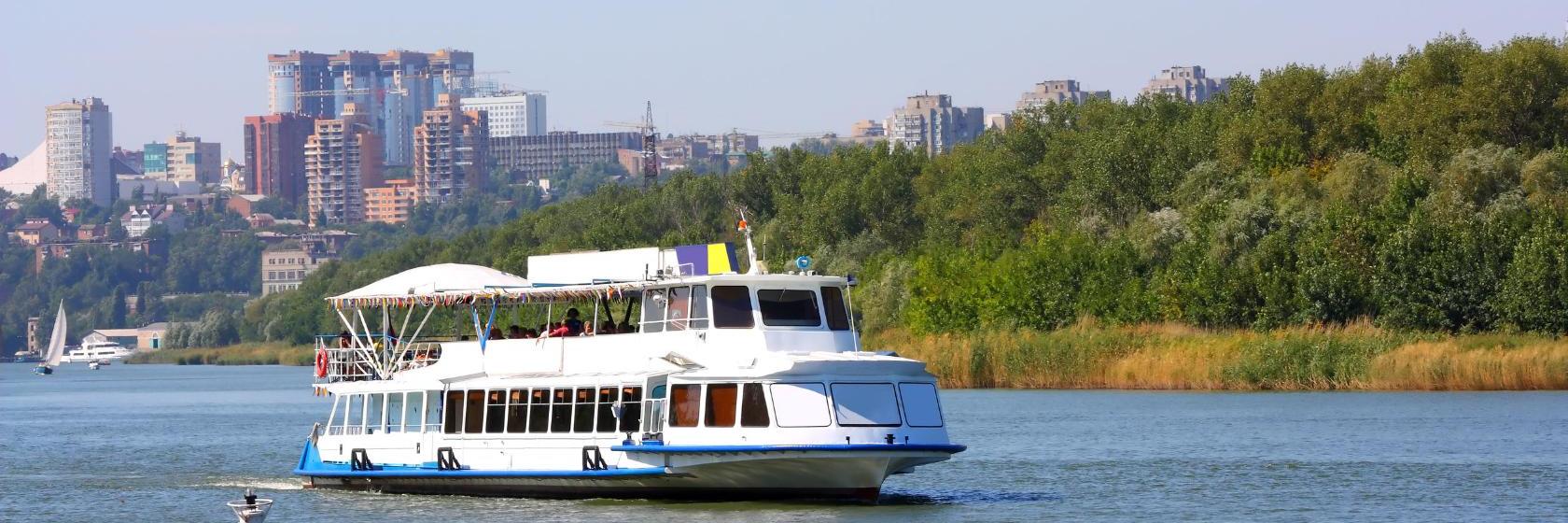 Теплоход ростов-на-дону река дон. Теплоход на реке дон. Прогулочный теплоход в ростове на дону. Набережная ростова-на-дону теплоход. Речная прогулка по дону.