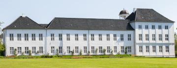Viešbučiai su vietomis automobiliams mieste Kværs