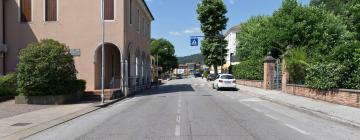 Hotels with Parking in Treponti