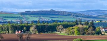 Hotéis com estacionamento em Coupar Angus