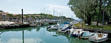 Hoteles con estacionamiento en Villaggio del Pescatore