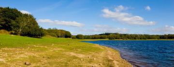 Parkolóval rendelkező hotelek Jugon Les Lacs városában