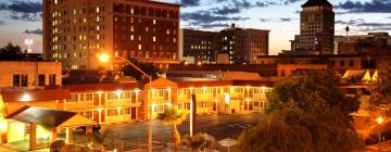 Hotel dengan kolam renang di Fowler