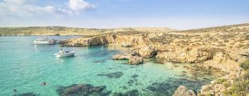 Hotels with Parking in Comino