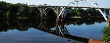 Hotels with Parking in Selma