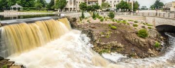 Hotel dengan parkir di Menomonee Falls