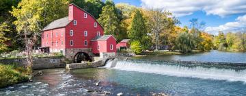 Hotels with Pools in Clinton