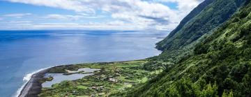 Viesnīcas ar autostāvvietu pilsētā Calheta