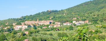 Hotels with Parking in Paciano