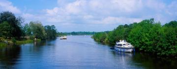 Hotel dengan parkir di Rooskey