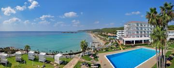 Hotels with Pools in Santo Tomás