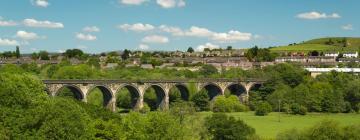 Hoteles con estacionamiento en New Mills