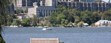 Hotéis com estacionamento em West Point