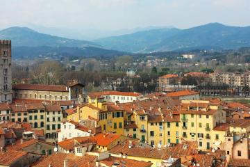 Lucca: Noleggio auto in 1 luogo per il ritiro
