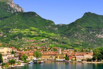 Riva del Garda: Noleggio auto in 1 luogo per il ritiro