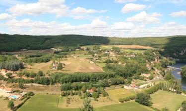 Hotell med parkering i Montels