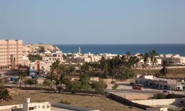 Hoteles con estacionamiento en Ţāqah