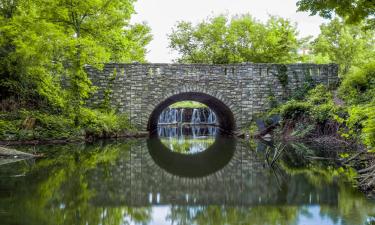 Hotels with Parking in Northfield