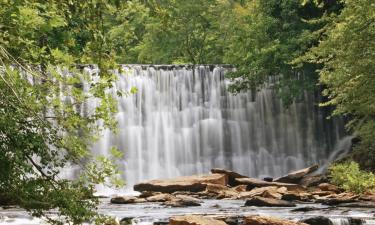 Hotels with Pools in Roswell