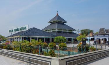 Hotel dengan parkir di Demak