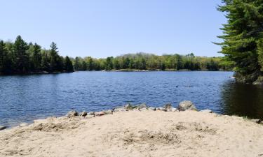 Hotel dengan Parking di Otter Lake