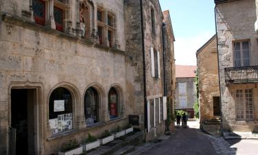 Flavigny-sur-Ozerain şehrindeki otoparklar