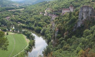 Viešbučiai su vietomis automobiliams mieste Ambialet