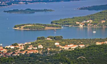 Hotels amb aparcament a Neviđane