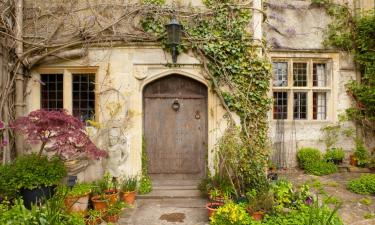 Cottages in Brokenborough