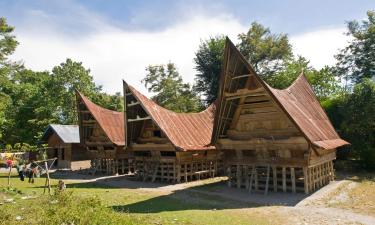 Hotel dengan parkir di Ambarita