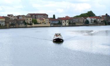 Hotels mit Parkplatz in Airoux