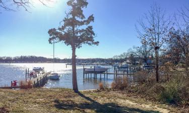 Hotels with Parking in Colonial Beach