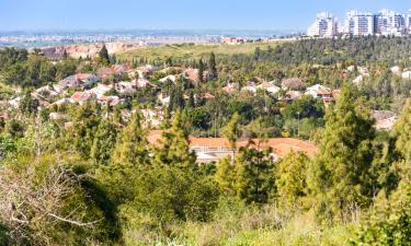 Hoteles con estacionamiento en Kefar Sava