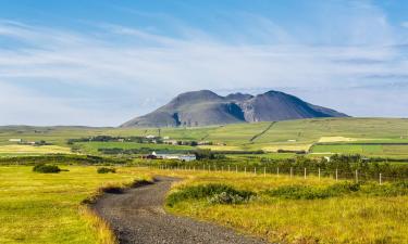 Hótel með bílastæði á Hellishólum