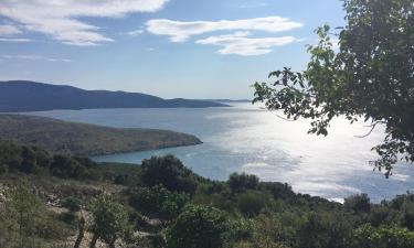 Alloggi vicino alla spiaggia a Ustrine