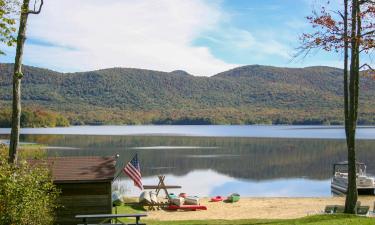 Hotels with Parking in Chittenden