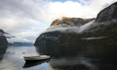 Hótel með bílastæði í Hardbakke