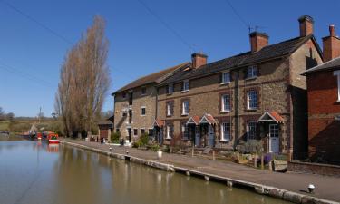 Hotels with Parking in Crick