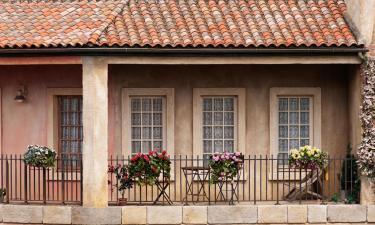 Hoteles con estacionamiento en Azille