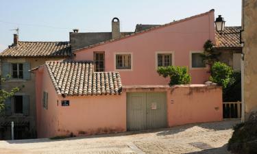 Hotels with Pools in Maubec