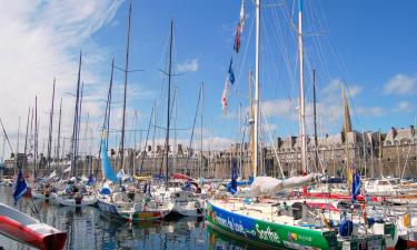 Hoteles con estacionamiento en Ploubalay