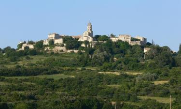 Viešbučiai su baseinais mieste La Garde-Adhemar