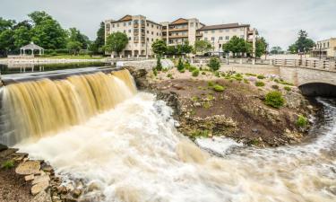 Mga Hotel na may Parking sa Menomonee Falls