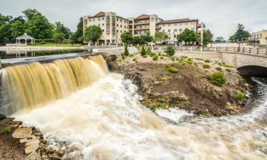 Viešbučiai su vietomis automobiliams mieste Menomonee Falls