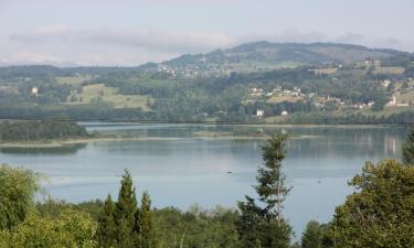 Viešbučiai su vietomis automobiliams mieste Aiguebelette-le-Lac