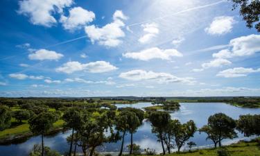 Hotell med parkering i Azaruja