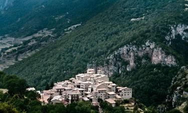 Hotels in Castellar de NʼHug