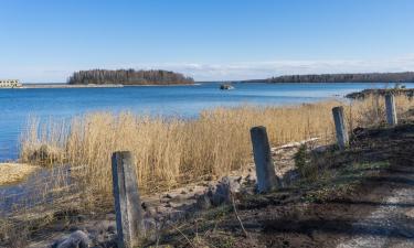 Domy przy plaży w mieście Hara