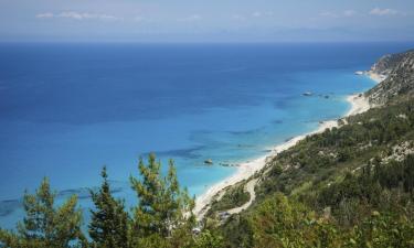 Boenden vid stranden i Kalamitsion