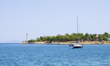 Allotjaments a la platja a Mavrovoúnion